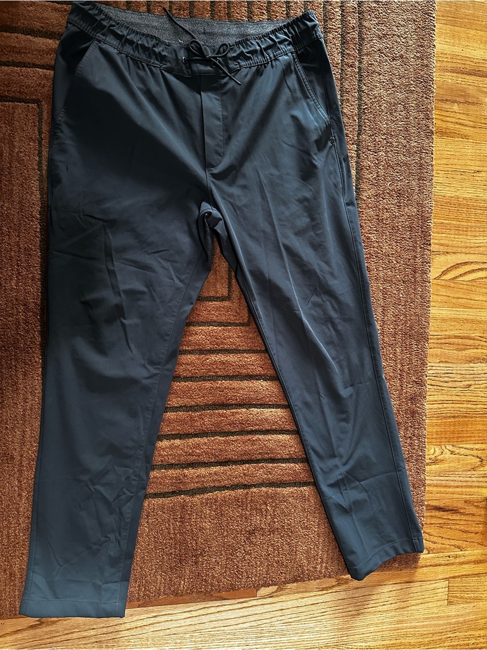 Vuori Men's Pants in olive green